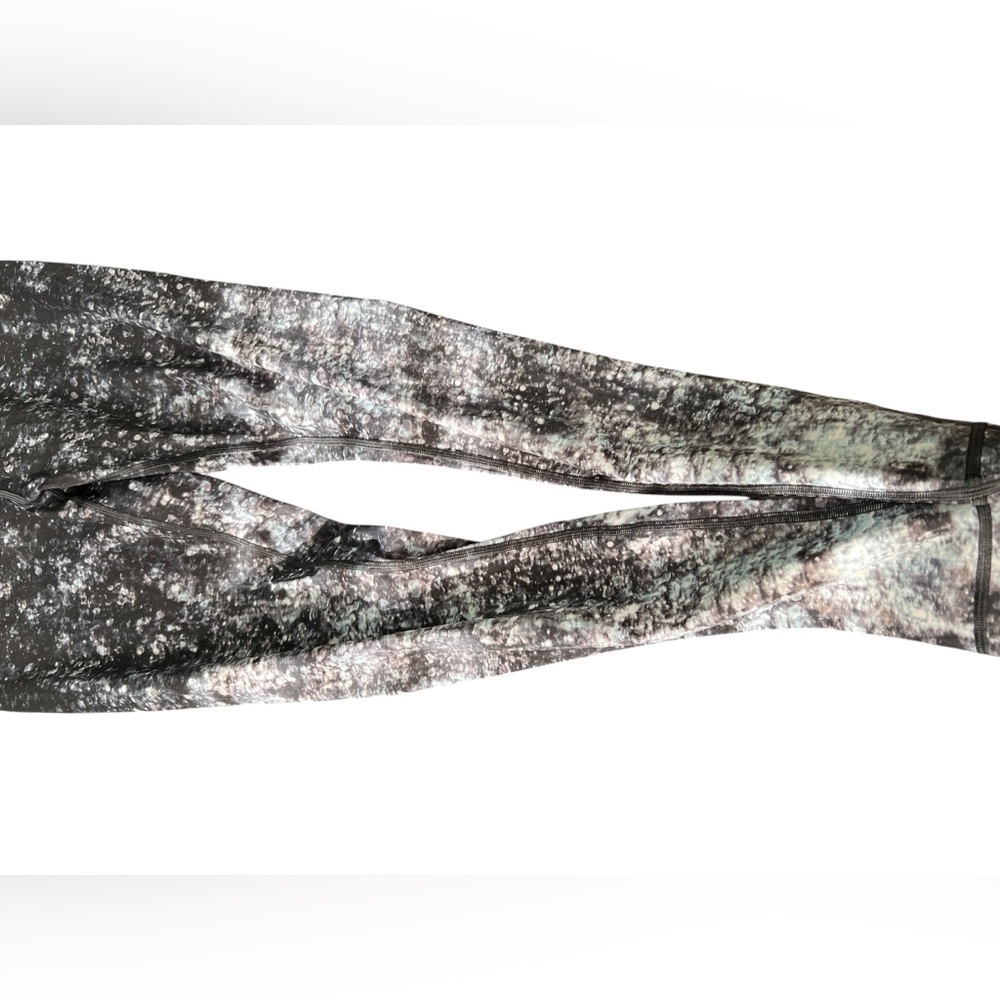 Lululemon Athletica Black and White Speckled Ombré Leggings, size 10 - Picture 12 of 14